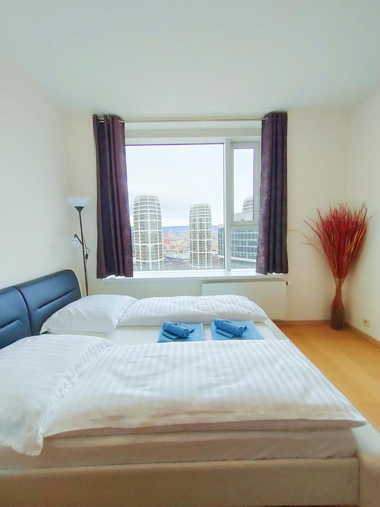 Sag Romantic 22 Floor Panorama City Free Parking Free Wifi 브라티슬라바 외부 사진